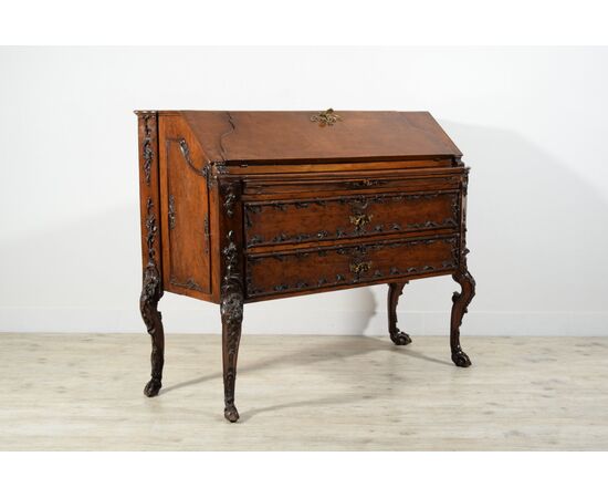 Elegant flap cabinet in walnut finely carved with rocaille motifs, early 18th century     