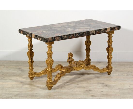 Coffee table realizzato con piano in marmo africano del XVIII secolo e base in legno intagliato e dorato