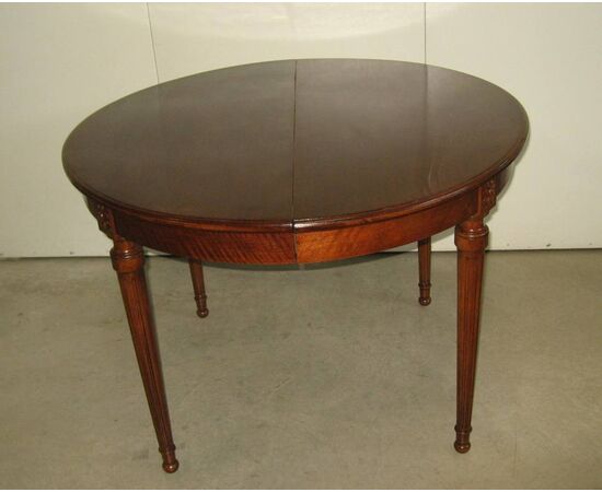 Oval table in antique walnut, extendable. Late 1800s.     