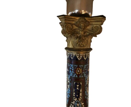 Lampada francese in Cloisonné con decorazioni in bronzo, basamento in marmo bianco e paralume di gusto orientale vintage.