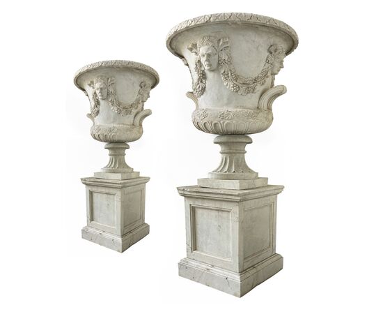 Coppia di grandi vasi da giardino in marmo bianco.
