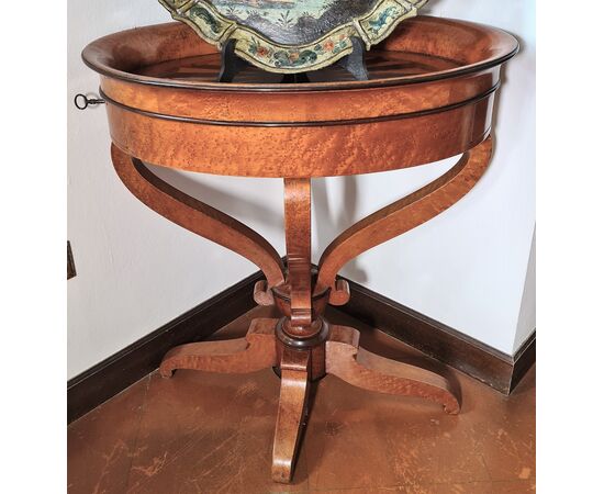 9. Tavolino Biedermaier ovale con piano a vassoio, primo XIX secolo 