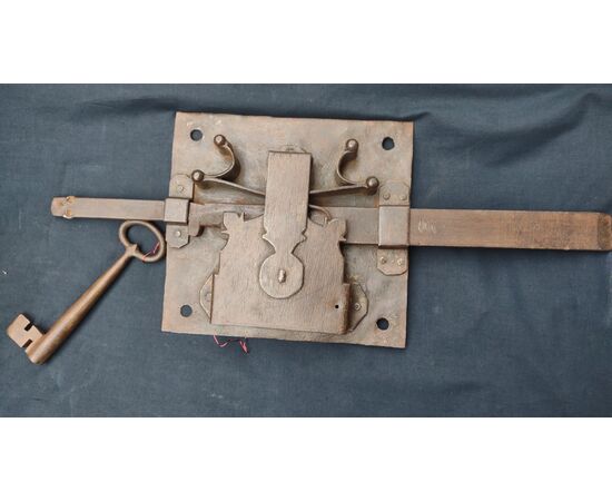 Grande serratura di portone in ferro forgiato completa e funzionante XVIII secolo 