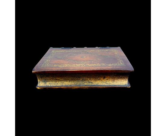 Scatola in mogano a forma di libro con incisioni in oro.Inghilterra.