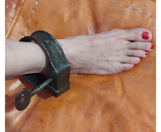 Cavigliera da prigioniero in ferro forgiato Trentino XVII secolo 