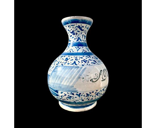 Vaso-bottiglia in maiolica con decoro alla’porcellana’ e cartiglio epigrafe.Faenza.