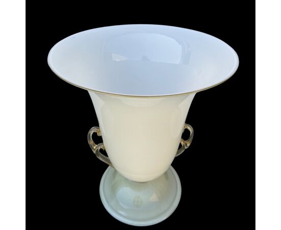 Lampada  a coppa in vetro incamiciato lattimo-ambra a due manici con inserti in oro.S.A.I.A.R Ferro Toso & C.Murano.
