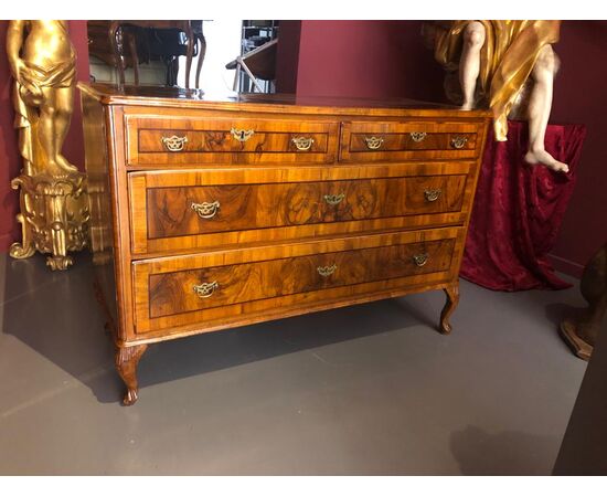Venetian chest of drawers of the eighteenth century in walnut briar     