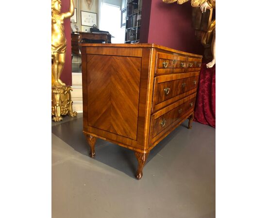 Venetian chest of drawers of the eighteenth century in walnut briar     