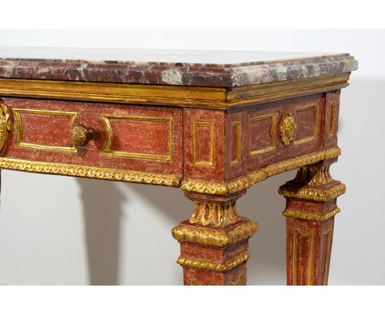 Consolle in legno scolpito, dorato e laccato a fondo rosso, piano in marmo 