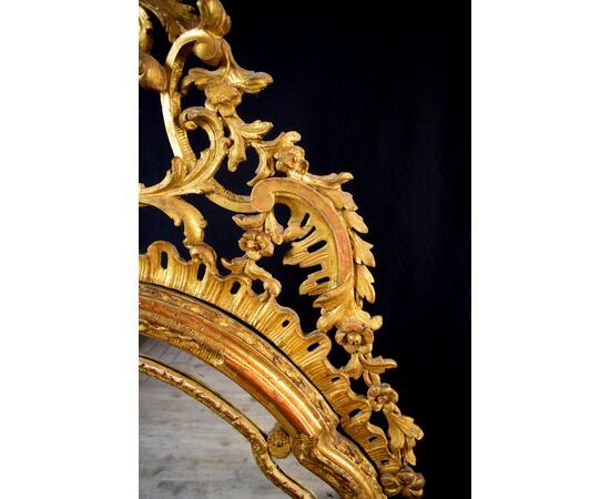 Specchiera in legno finemente intagliato e dorato, Piemonte, XVIII secolo 