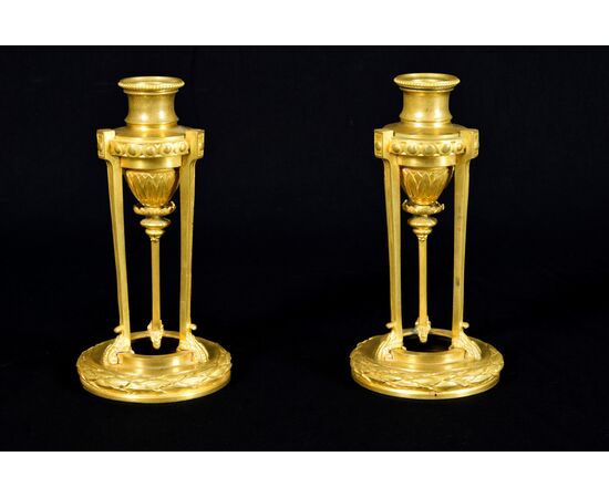 Coppia di candelieri in bronzo dorato, stile Luigi XVI, Francia XIX secolo