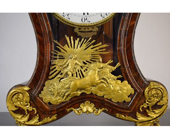 Orologio da tavolo, con suoneria e sveglia, in legno di viola e applicazioni in bronzo dorato, XVIII secolo, Epoca Luigi XV