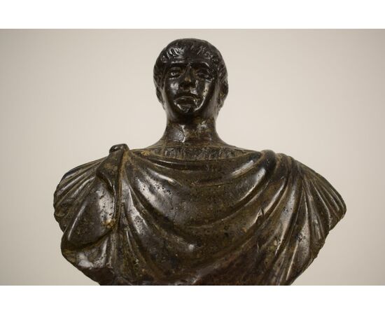 Antico busto in pietra scolpita raffigurante imperatore romano, XVII secolo  