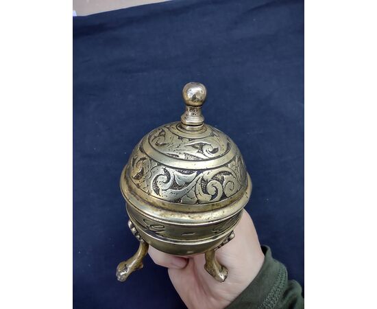 Raffinata scatola in bronzo sbalzato XVIII secolo 