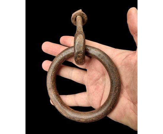 Grande anello in ferro forgiato XVIII secolo 