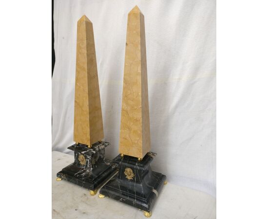 Prestigiosa Coppia di Obelischi - H 73 cm - Marmo Nero Portoro, Marmo Nembro e fregi in bronzo dorato