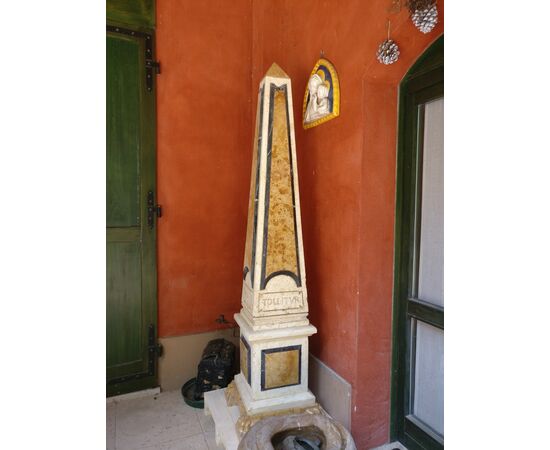 Incredibile coppia di Grandi obelischi in marmi policromi con incisioni latine - H 215 cm