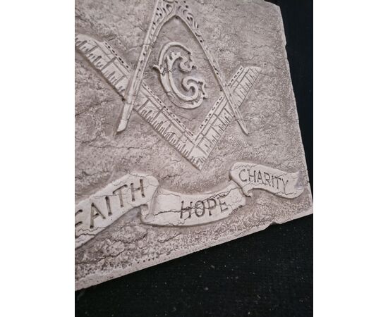 Mattonella Massonica - Faith Hope charity - 50 x 40 cm - Marmo d'Istria - xx secolo