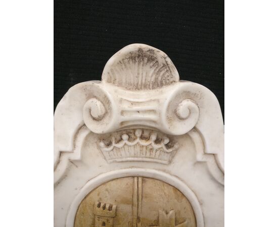 Particolare Stemma Araldico Veneziano intarsiato e scolpito - 47 x 38 cm - Marmo di Carrara e Giallo Siena - xx secolo - Venezia