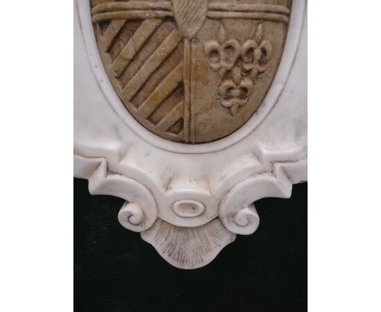 Particolare Stemma Araldico Veneziano intarsiato e scolpito - 47 x 38 cm - Marmo di Carrara e Giallo Siena - xx secolo - Venezia
