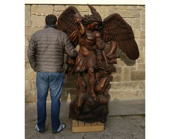 Monumentale Scultura - San Michele Arcangelo in legno di olmo - H 200 cm - Trentino-Alto Adige - 19° secolo