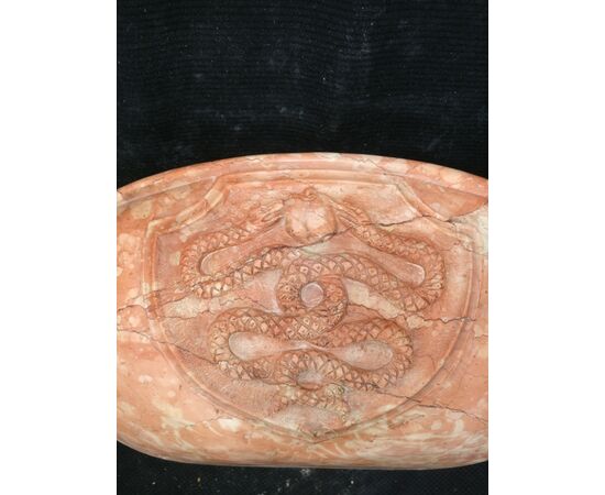 Grande Lavandino Esoterico finemente scolpito - 70 x 55 cm. - Marmo Rosso Verona - xx secolo - Venezia