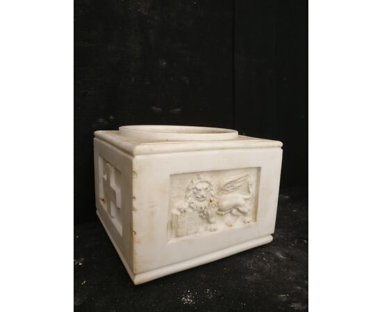 Particolare Mortaio in marmo di Carrara - Le 4 repubbliche Marinare - 25 x 25 x H 20 cm - Venezia