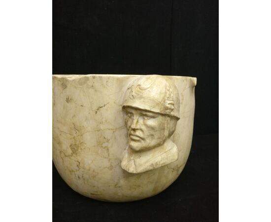 Mortaio Fascista in marmo Botticino, finemente scolpito - Volto del Duce con fasci littori - H 18 cm - Roma