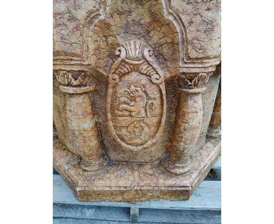 Magistrale pozzo ottagonale in marmo Rosso Verona con stemmi araldici - H 88 cm