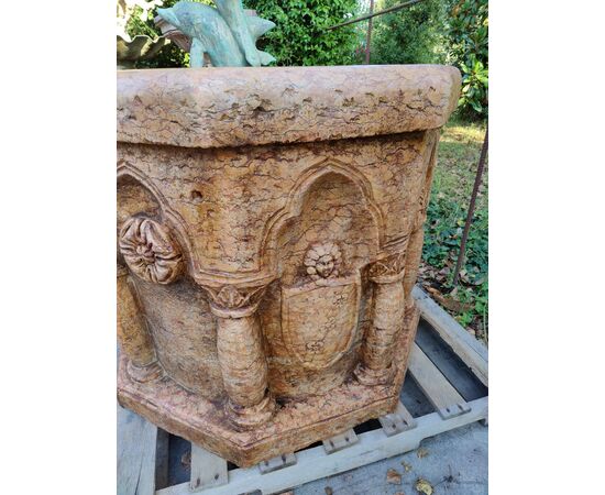 Magistrale pozzo ottagonale in marmo Rosso Verona con stemmi araldici - H 88 cm