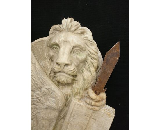 Esclusivo Frammento in Bassorilievo in Marmo Rubbio - Leone di S.Marco con spada vera - 51 x 40 cm