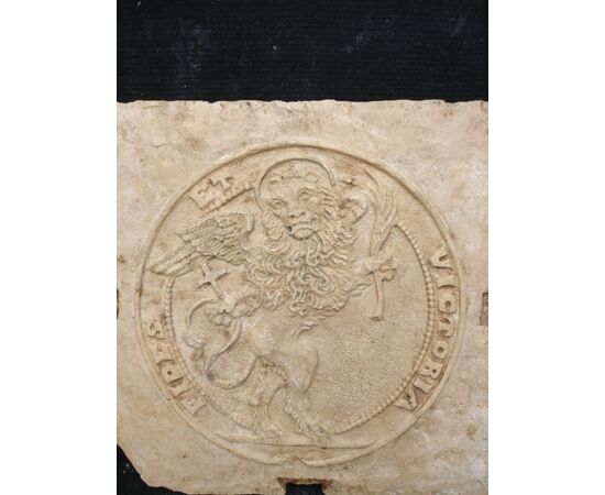 Frammento Veneziano - Emblema di una Moneta veneziana - 43 x 43 cm - Marmo Rubbio