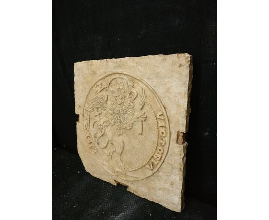 Frammento Veneziano - Emblema di una Moneta veneziana - 43 x 43 cm - Marmo Rubbio