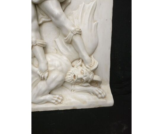 Altorilievo in marmo di Carrara - San Michele Arcangelo ed il Drago con bilancia - 88 x 56 cm