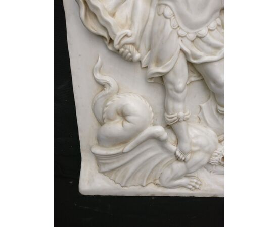 Altorilievo in marmo di Carrara - San Michele Arcangelo ed il Drago con bilancia - 88 x 56 cm