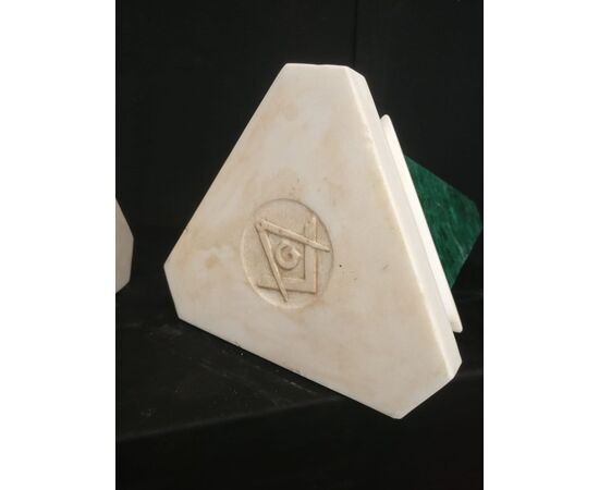 Esclusiva coppia di Obelischi a forma piramidale - Malachite e Carrara - H 71 cm