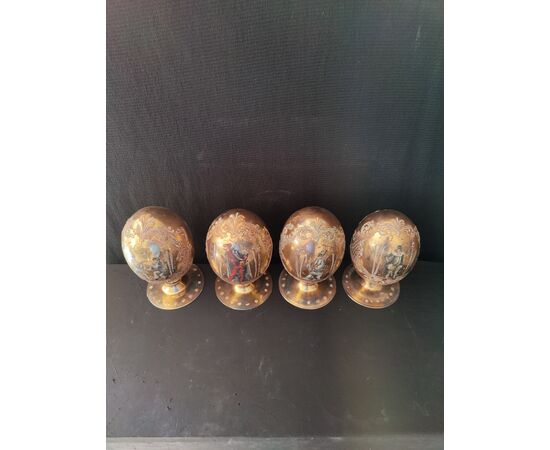 Strepitoso set di 4 uova in vetro dorato e dipinto - La maschere di Carnevale - H 25 cm - Venezia