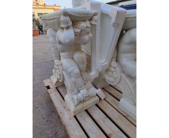 Magistrale coppia di Basi in marmo di Carrara liberty, unico blocco - H 75 cm