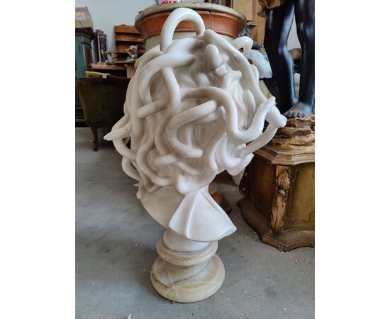 Bellissimo busto a tuttotondo in marmo di Carrara - Medusa con volto di Teschio - H 70 cm
