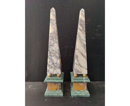 Raffinata coppia di obelischi in marmo con fregi in bronzo dorato - H 50 cm - Venezia 