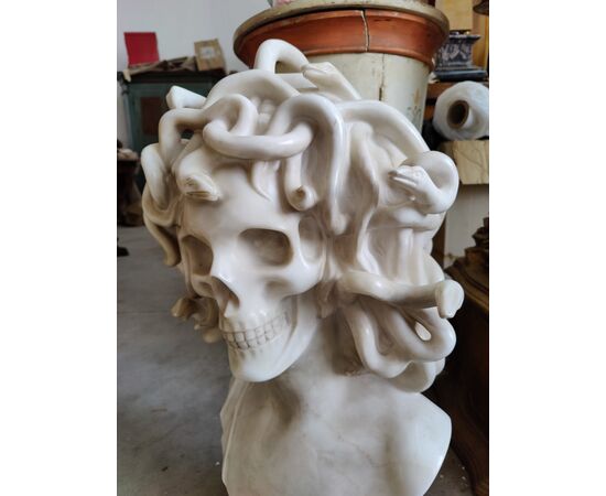 Bellissimo busto a tuttotondo in marmo di Carrara - Medusa con volto di Teschio - H 70 cm