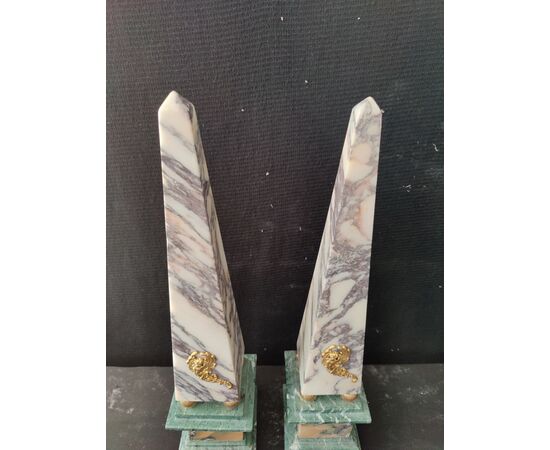 Raffinata coppia di obelischi in marmo con fregi in bronzo dorato - H 50 cm - Venezia 