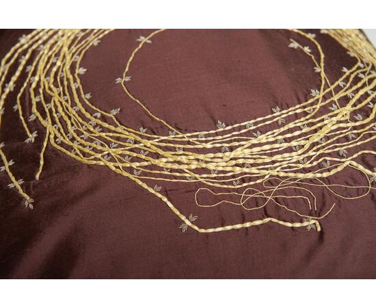 Cuscino in seta marrone ricamato in fili di seta giallo oro  - B/1827 -