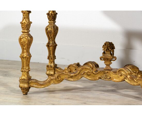Coffee table realizzato con piano in marmo africano del XVIII secolo e base in legno intagliato e dorato