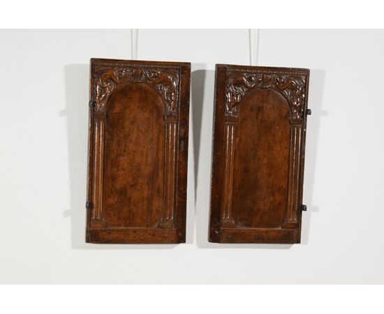 Coppia di piccole porte in legno di noce intagliato, XVI secolo, Italia centrale