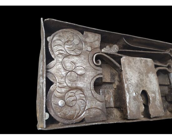 Bella serratura incisa da portone seconda metà XVIII secolo 