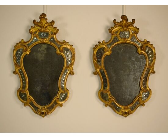 Coppia di piccole specchiere (ventole) in legno dorato, Torino, metà XVIII secolo