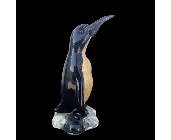 Pinguino in vetro pesante sommerso con lattimo e oro.Manifattura Cenedese con iscrizione Hotel Bauer Grunwald.Murano.