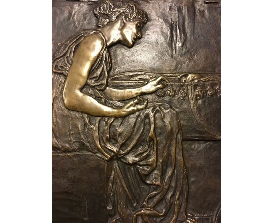 La culla è una scultura in bronzo, realizzata nel 1906 dall'artista Leonardo Bistolfi.  (Misure: 42 cm x 39 cm). 